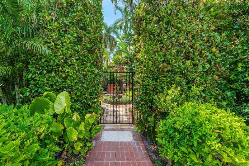 215 PHIPPS Plaza # 2, Palm Beach FL 33480