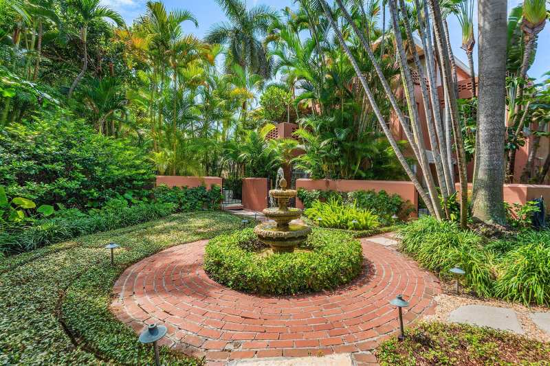 215 PHIPPS Plaza # 2, Palm Beach FL 33480