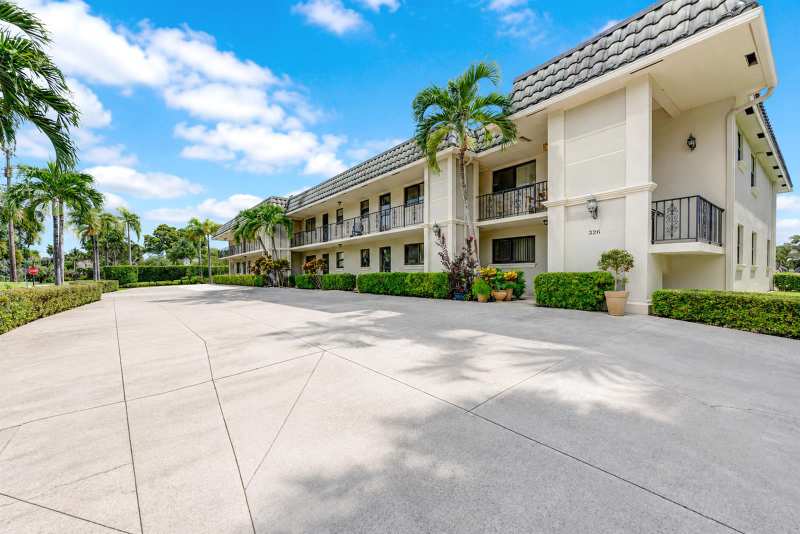326 Northlake Drive # 201, North Palm Beach FL 33408