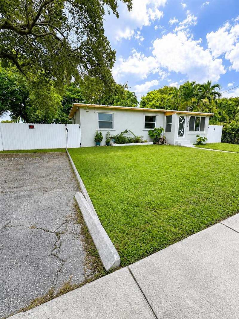 204 SW 7th Ave, Hallandale Beach FL 33009