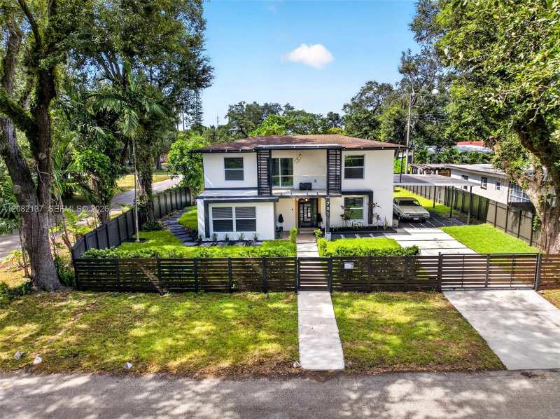 701 NE 164th St, Miami FL 33162