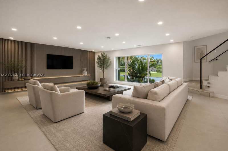 6700 E Tropical Way, Plantation FL 33317
