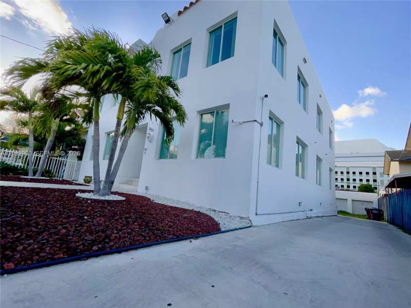 1459 NW 2nd St, Miami FL 33125