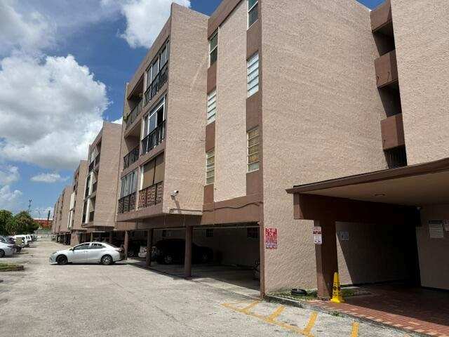1900 W 68th Street # D101, Hialeah FL 33014