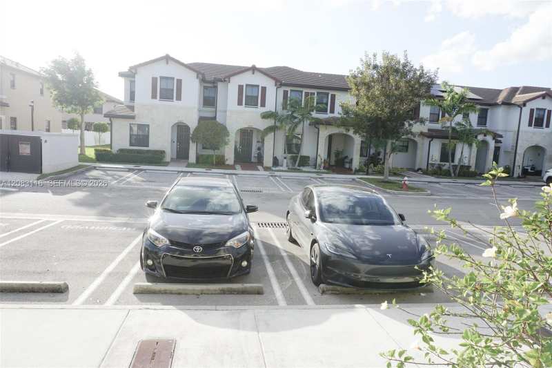 10589 W 32nd Ln, Hialeah Gardens FL 33018