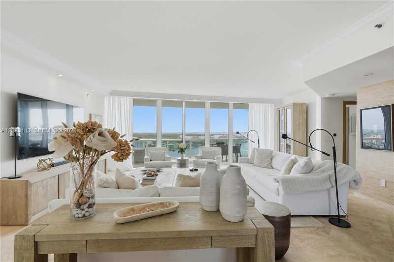 1000 S Pointe Dr # 2202, Miami Beach FL 33139