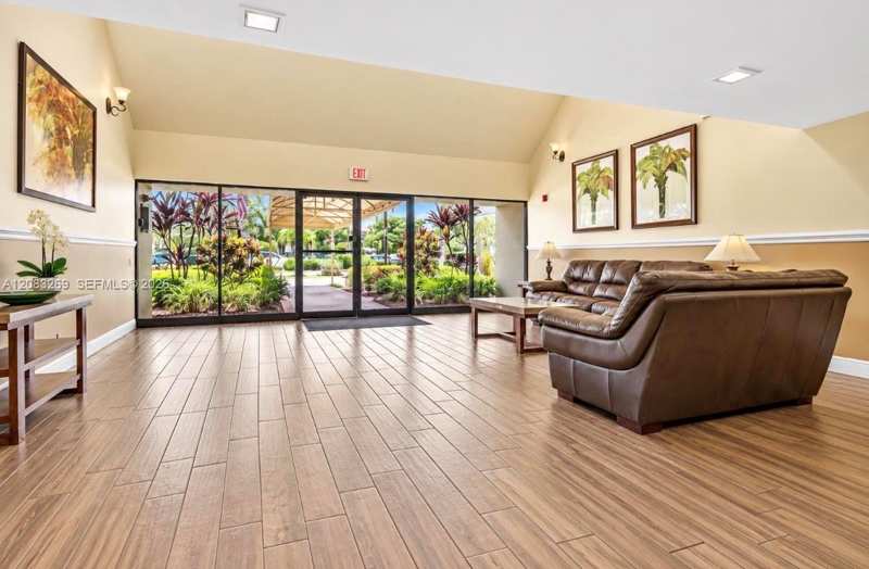 220 Lakeview Dr # 101, Weston FL 33326