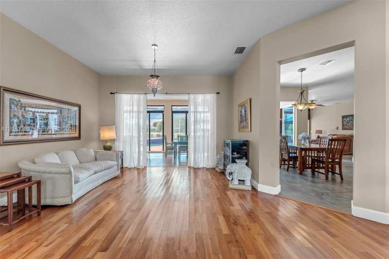 2825 Fairways Dr, Homestead FL 33035