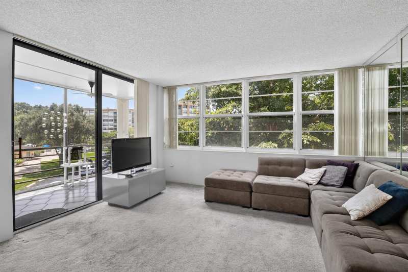 1400 Saint Charles Place # 313, Pembroke Pines FL 33026