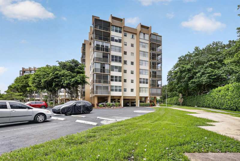 1400 Saint Charles Place # 313, Pembroke Pines FL 33026