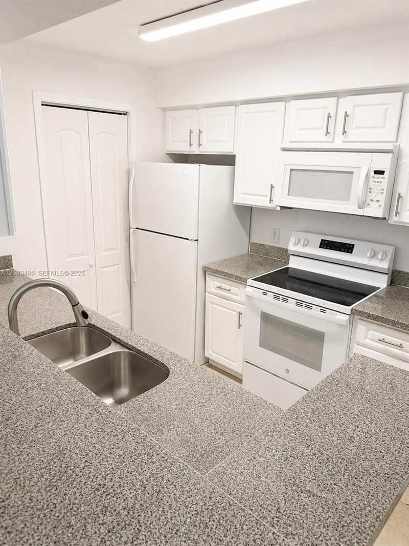 2642 NW 33rd St # 1904, Oakland Park FL 33309