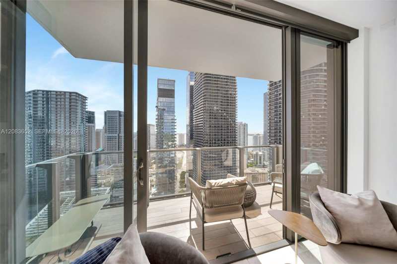88 SW 7th St # 3203, Miami FL 33130