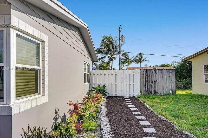 1121 NE 23RD ST, Pompano Beach FL 33064