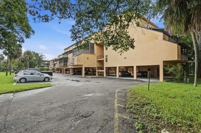 430 COMMODORE Drive # 314, Plantation FL 33325
