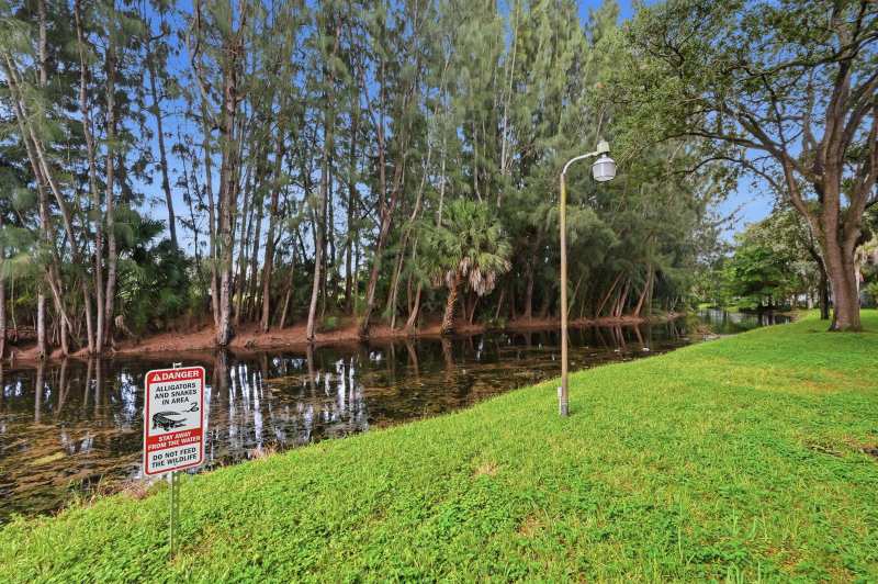 430 COMMODORE Drive # 314, Plantation FL 33325