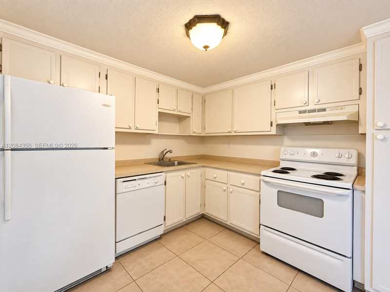 13707 Kendale Lakes Cir # 109, Miami FL 33183