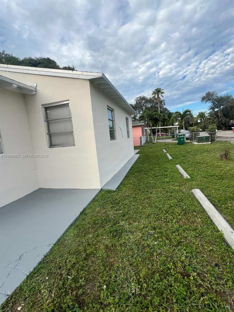 470 NE 162nd St, Miami FL 33162