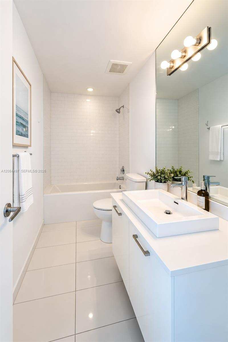 151 SE 1st St, Miami FL 33131