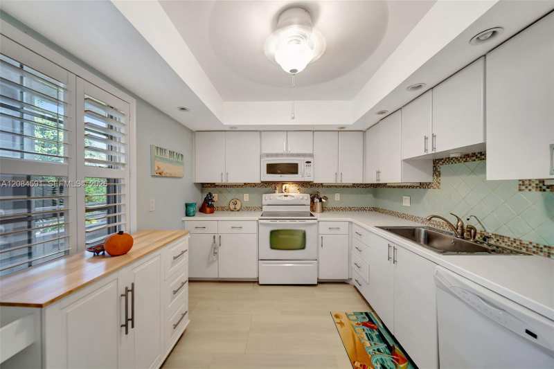 3980 Oaks Clubhouse Dr # 409, Pompano Beach FL 33069