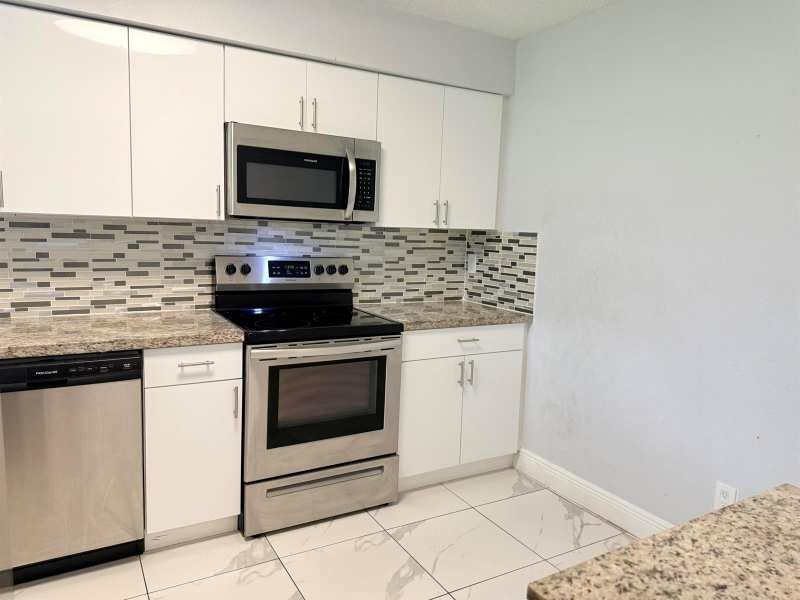 1104 RIVERSIDE Drive, FL 33463