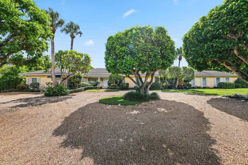 8 COUNTRY Road W, FL 33436