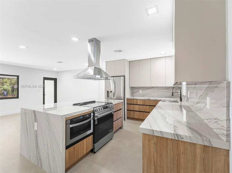 610 NE 164th Ter, Miami FL 33162