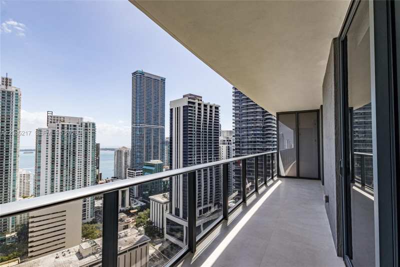 45 SW 9th St # 3302, Miami FL 33130