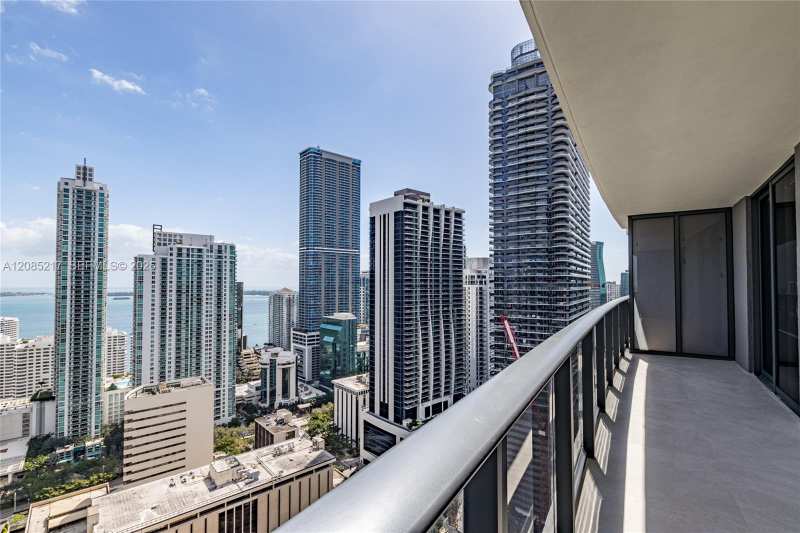 45 SW 9th St # 3302, Miami FL 33130