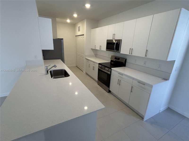 3000 Park Pl, Dania Beach FL 33312