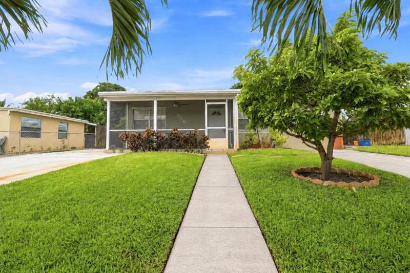 560 Seagrape Road, Lantana FL 33462