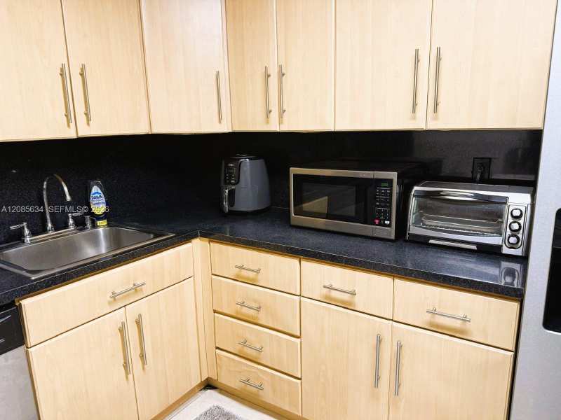 2450 NE 135th St # 502, North Miami FL 33181