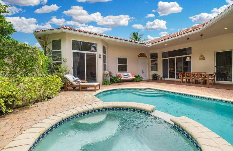 1604 Victoria Pointe Ln, Weston FL 33327
