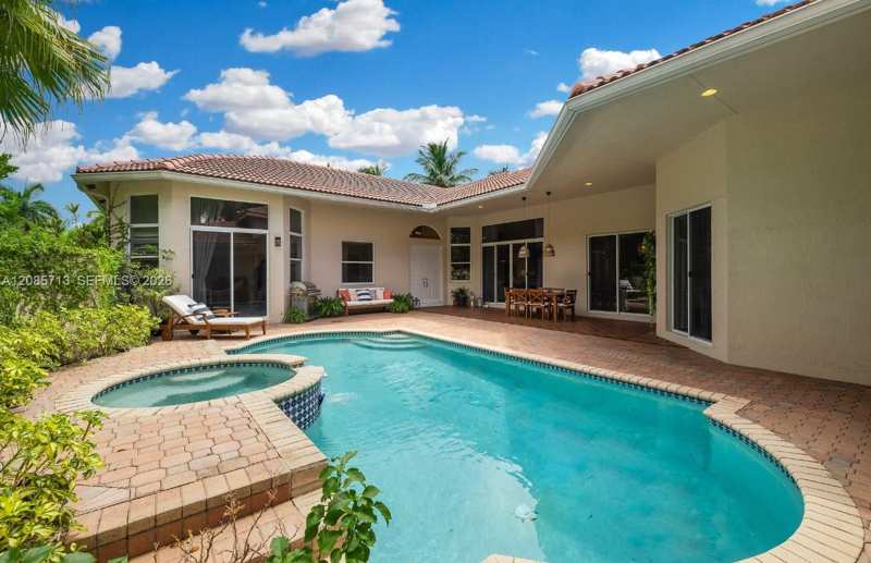 1604 Victoria Pointe Ln, Weston FL 33327