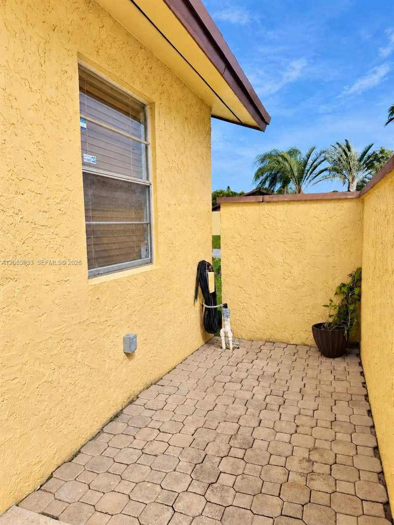 401 NW 43rd St, Deerfield Beach FL 33064