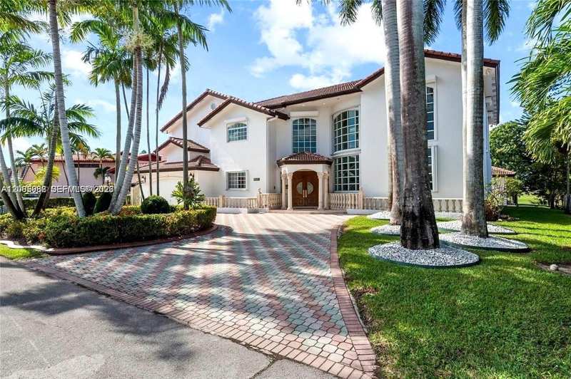 19420 W Saint Andrews Dr, Hialeah FL 33015
