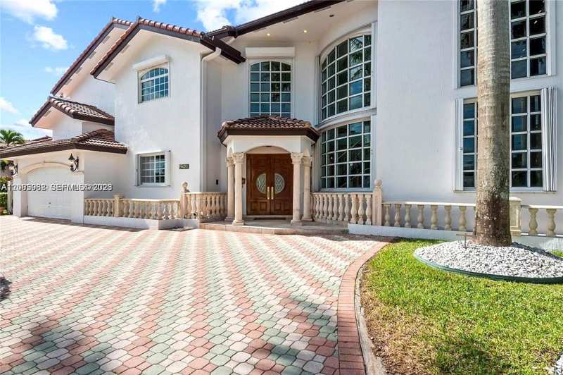 19420 W Saint Andrews Dr, Hialeah FL 33015