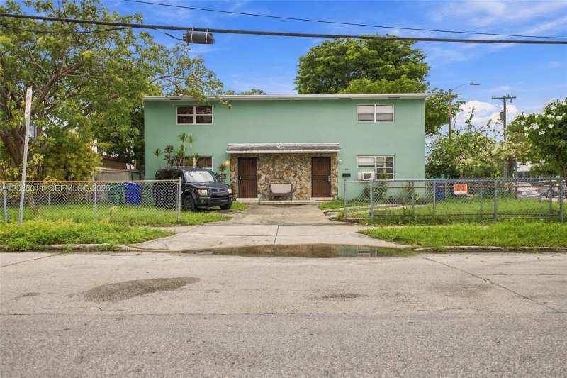 882 NW 2nd St, Miami FL 33128