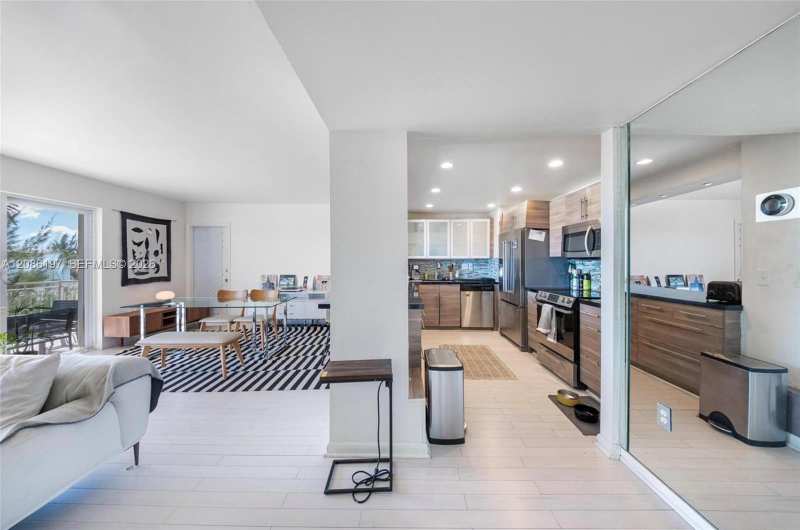 11111 Biscayne # 2D, Miami FL 33181