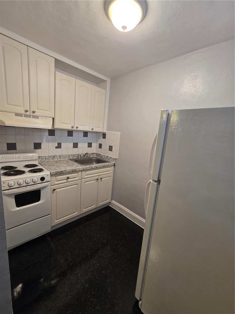 825 NW 70th St # 14, Miami FL 33150