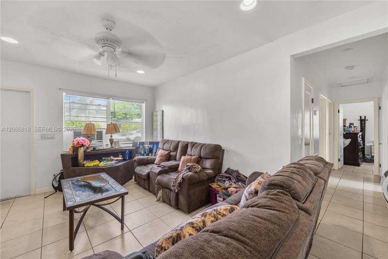 824 44th St, West Palm Beach FL 33407