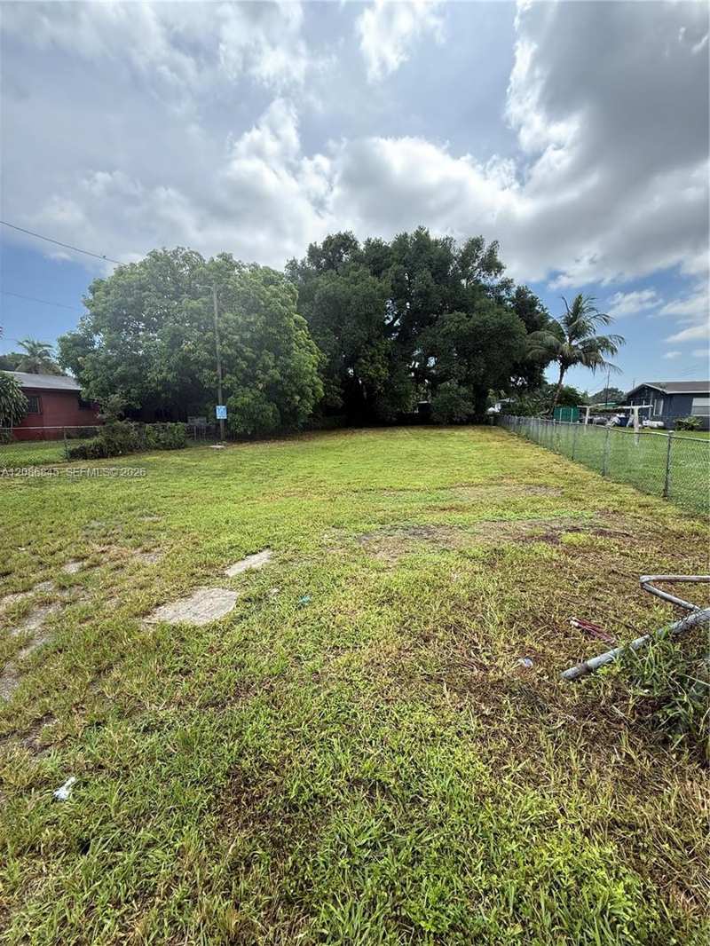 2754 NW 49th St, Miami FL 33142