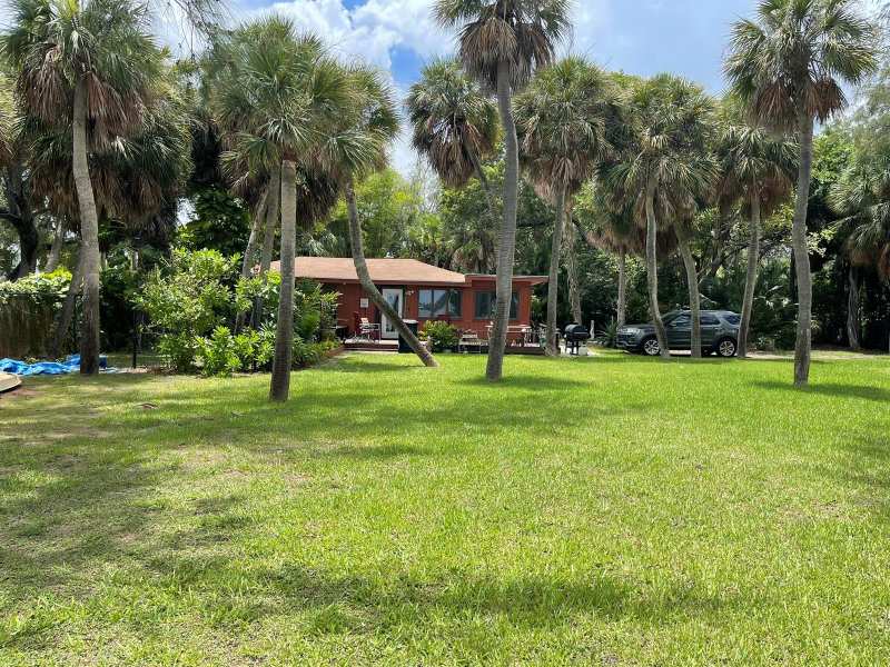 806 S LAKESIDE Drive, FL 33460