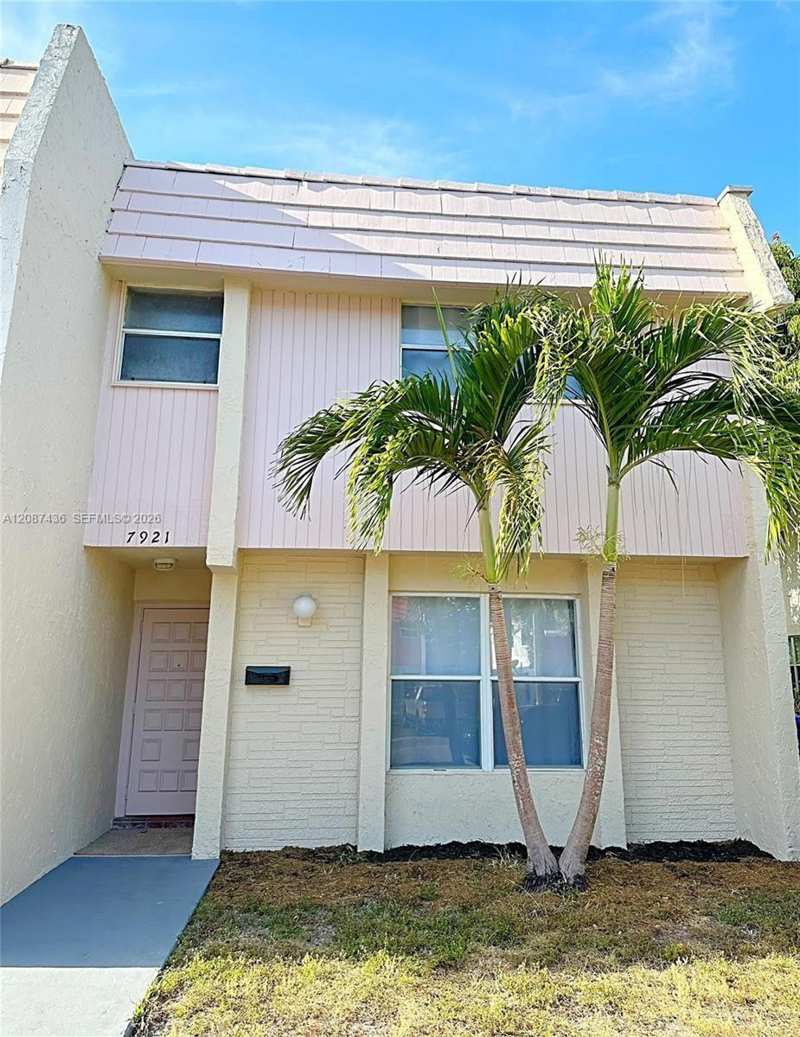 7921 SW 9th St, North Lauderdale FL 33068