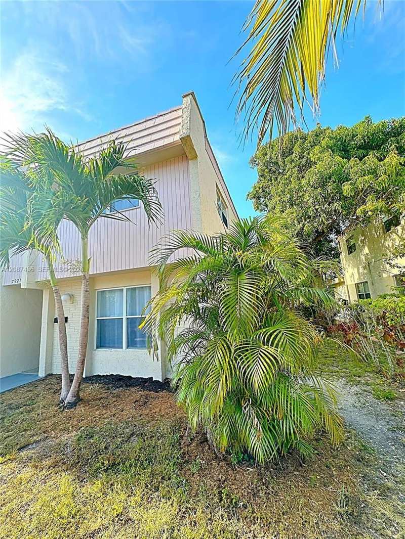 7921 SW 9th St, North Lauderdale FL 33068