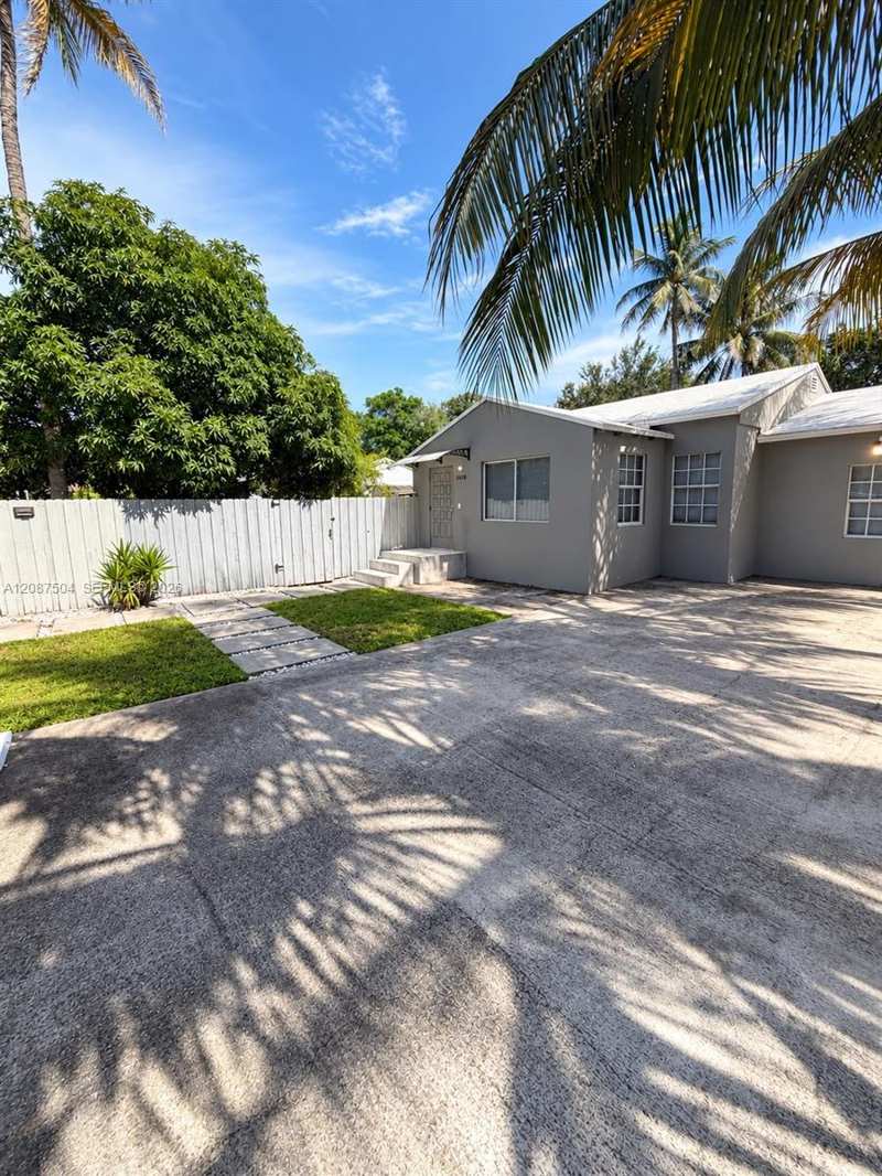 1418 NW 101st St, Miami FL 33147
