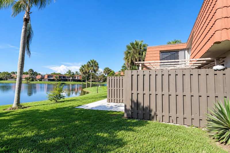 11006 N Harmony Lake Cir, Davie FL 33324