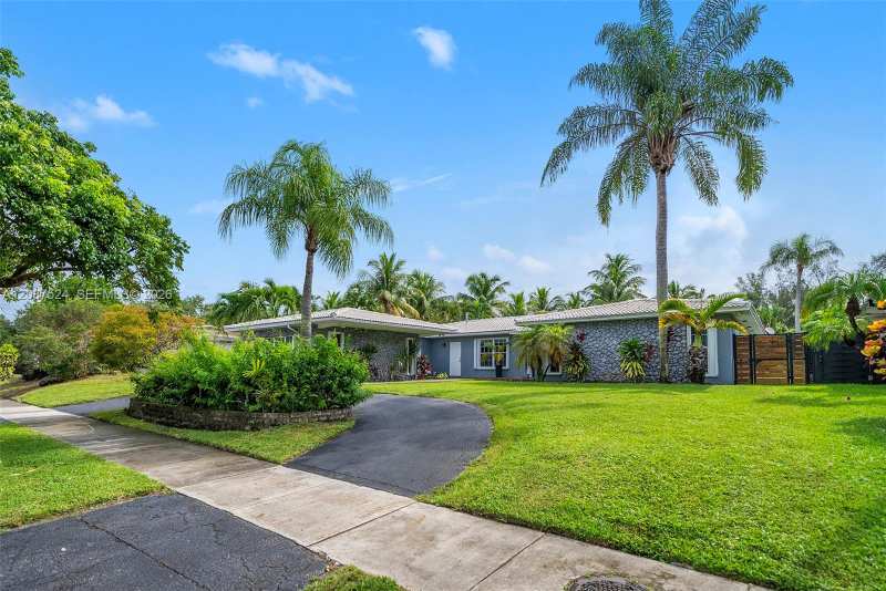 19885 NE 22nd Ave, Miami FL 33180