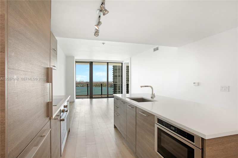 650 NE 32nd St # 2802, Miami FL 33137