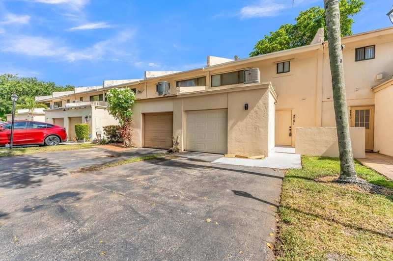 4281 NW 76 Avenue, Davie FL 33328