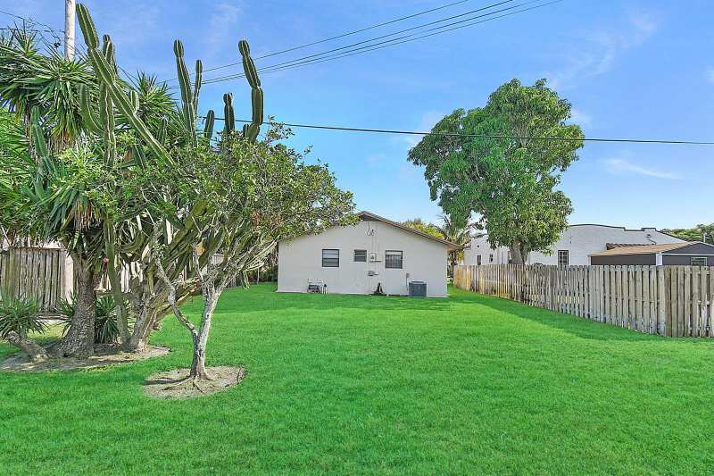 519 EVERGREEN Drive, Lake Park FL 33403